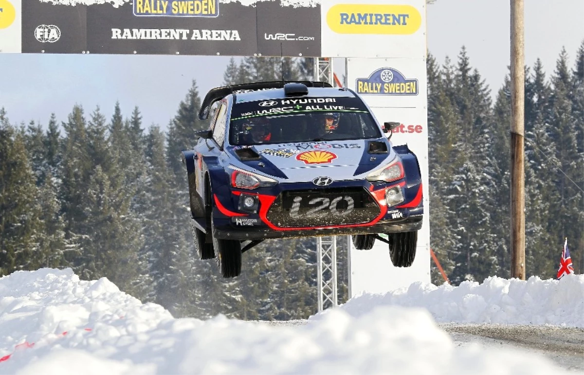 İsveç Rallisi\'nde Kazanan Thierry Neuville