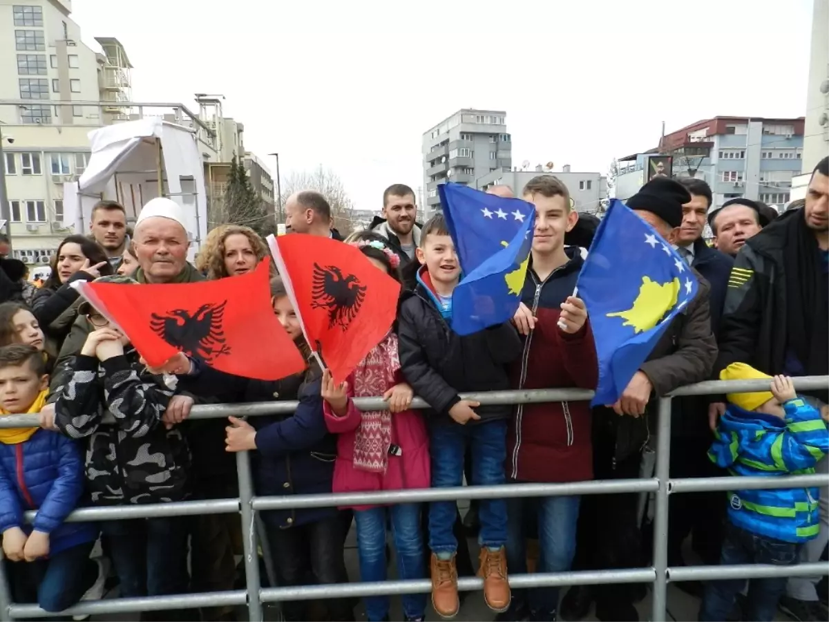 Kosovalıların Göğsünü Kabartan Resmi Geçit