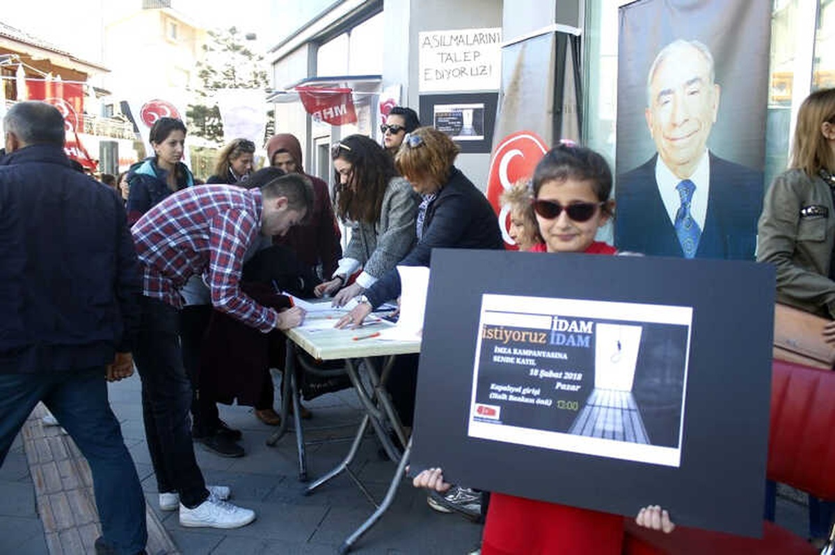 MHP\'li Kadınlardan Çocuk İstismarlarına Karşı İmza Kampanyası