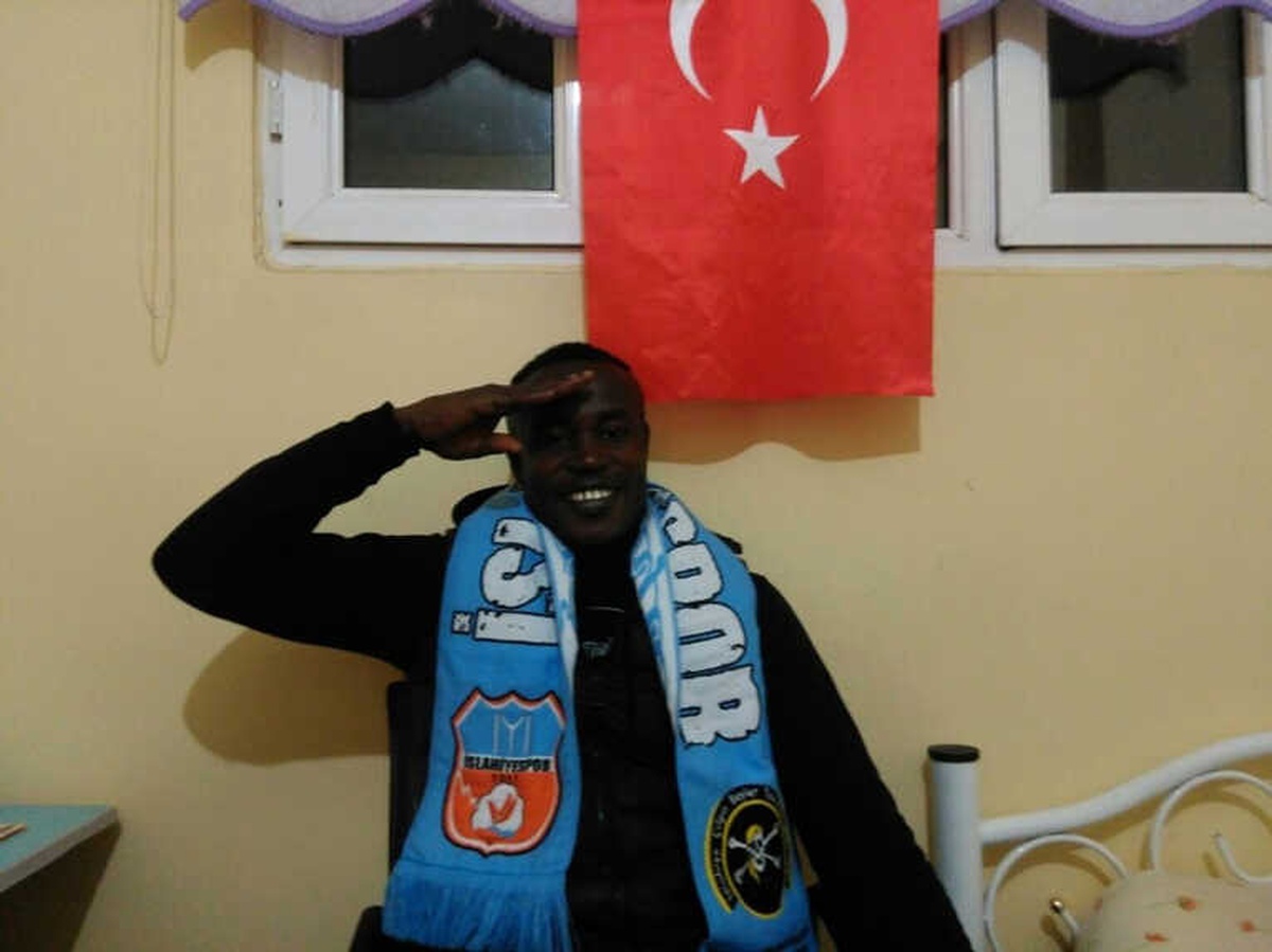 Nijeryalı Futbolcudan Mehmetçik İçin Asker Selamı