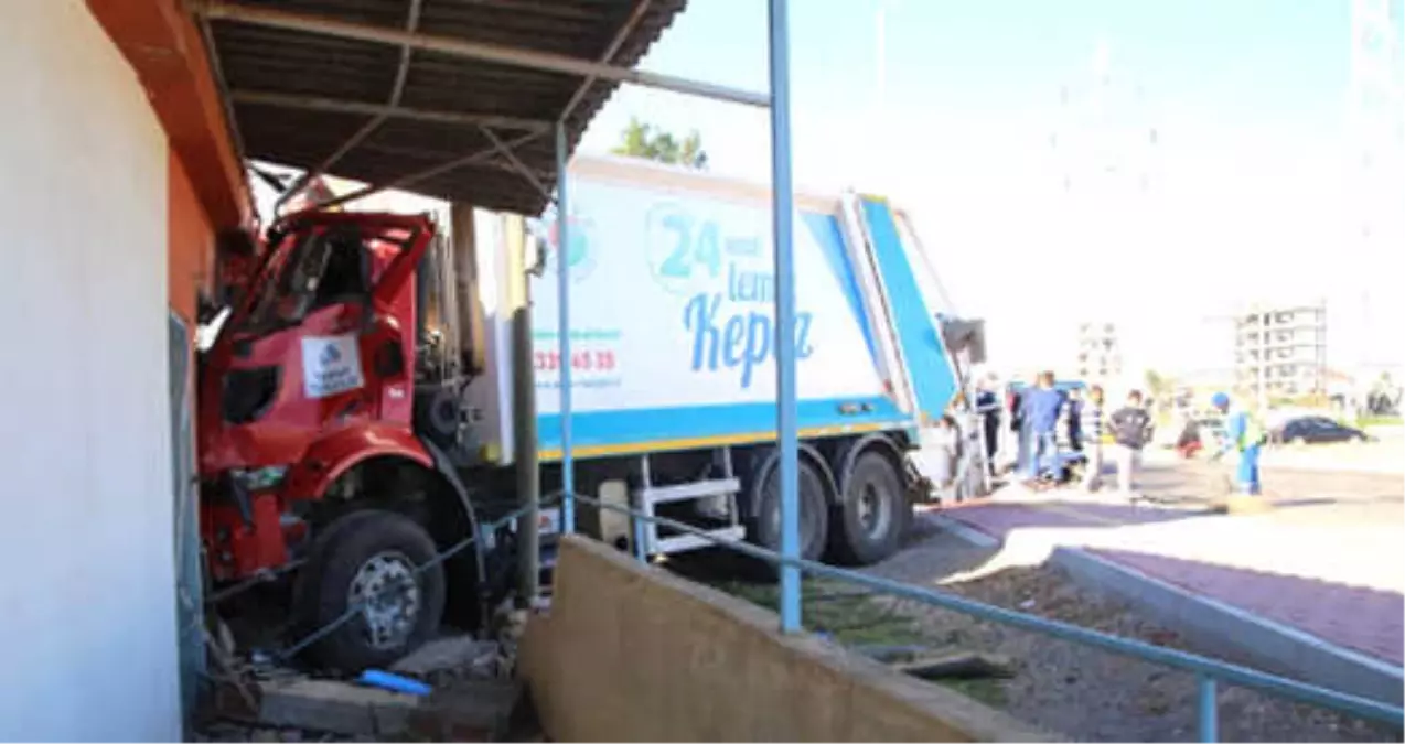 Otomobille Çarpışan Çöp Kamyonu Kontrolünü Kaybedince Tek Katlı Eve Girdi