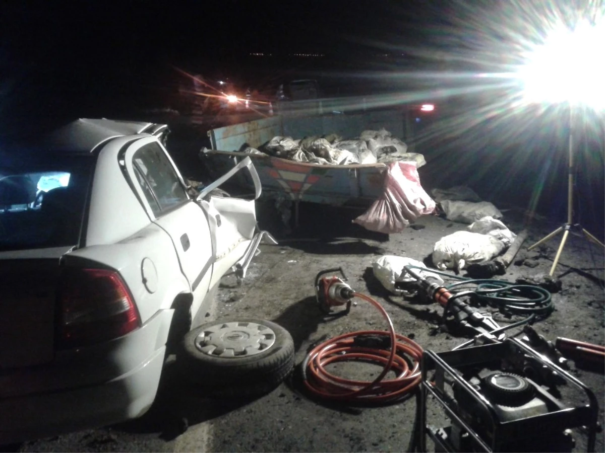 "Pat Pat" Olarak Bilinen Tarım Aracına Çarpan Otomobil Hurdaya Döndü: 1 Ölü, 3 Yaralı