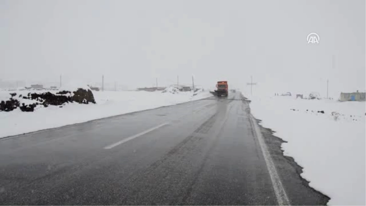 Tendürek Geçidi\'nde Kar Yağışı Nedeniyle Ulaşımda Aksamalar Yaşanıyor