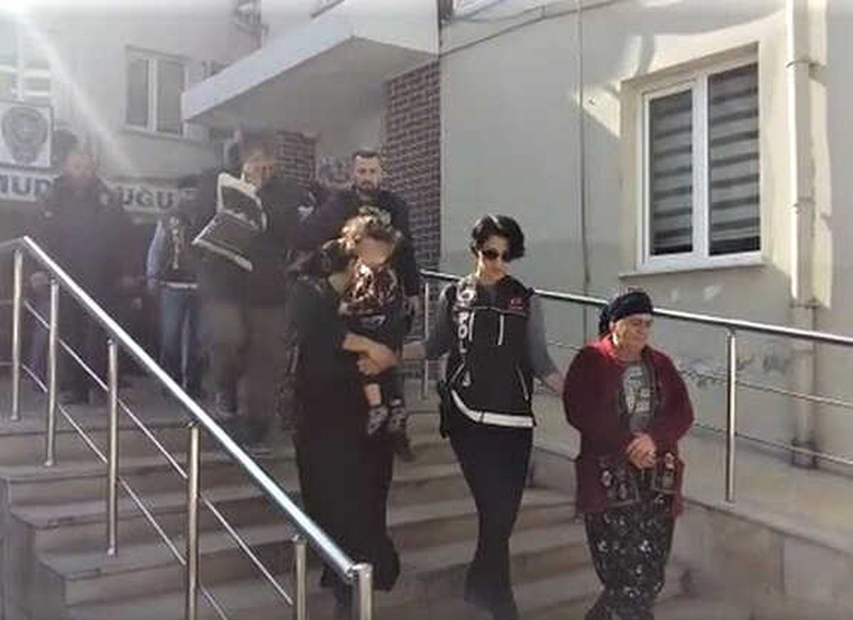 Uyuşturucu Taciri, Kucağındaki Bebeğiyle Adliyeye Sevk Edildi