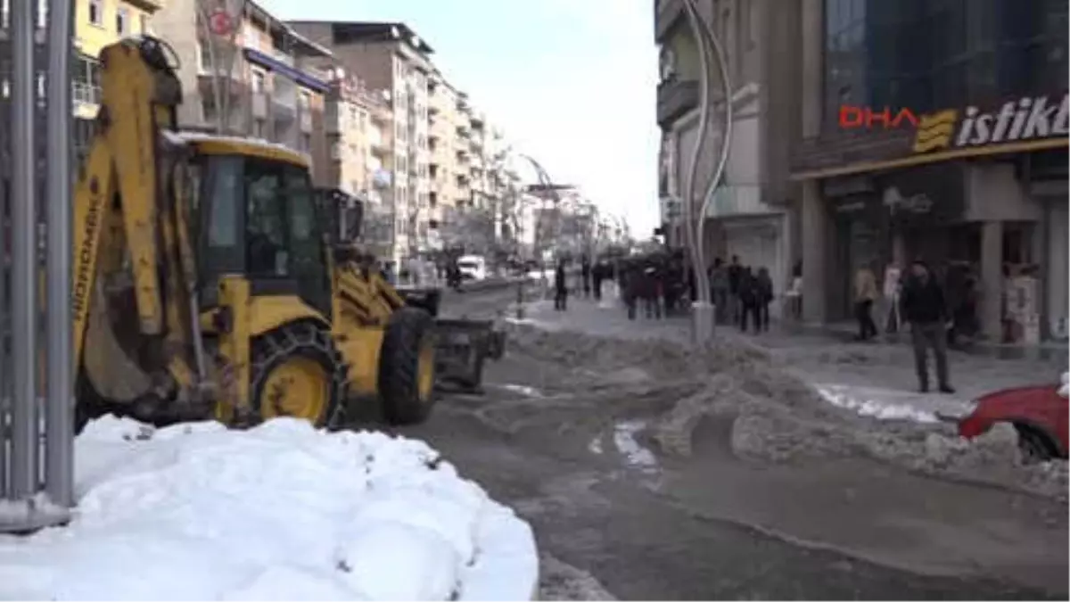 Van ve Hakkari\'de 194 Yerleşim Yeri Yoğun Kardan Ulaşıma Kapandı