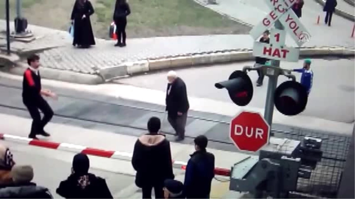 Karabük\'te Yaşlı Adam Treni Fark Etmedi, Ölümün Kıyısından Son Anda Döndü