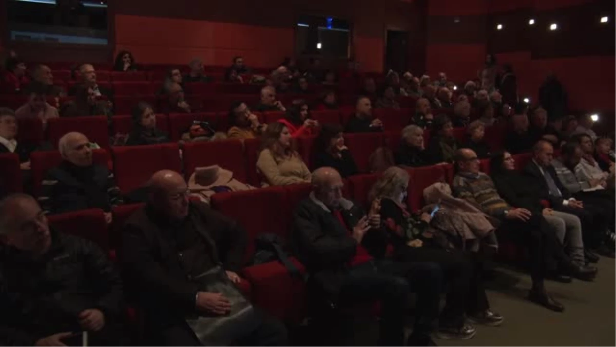 Yönetmen Akay: Türkiye\'de Sinema Eleştirisi Düşük Bir Entelektüel Düzeyde Kaldı