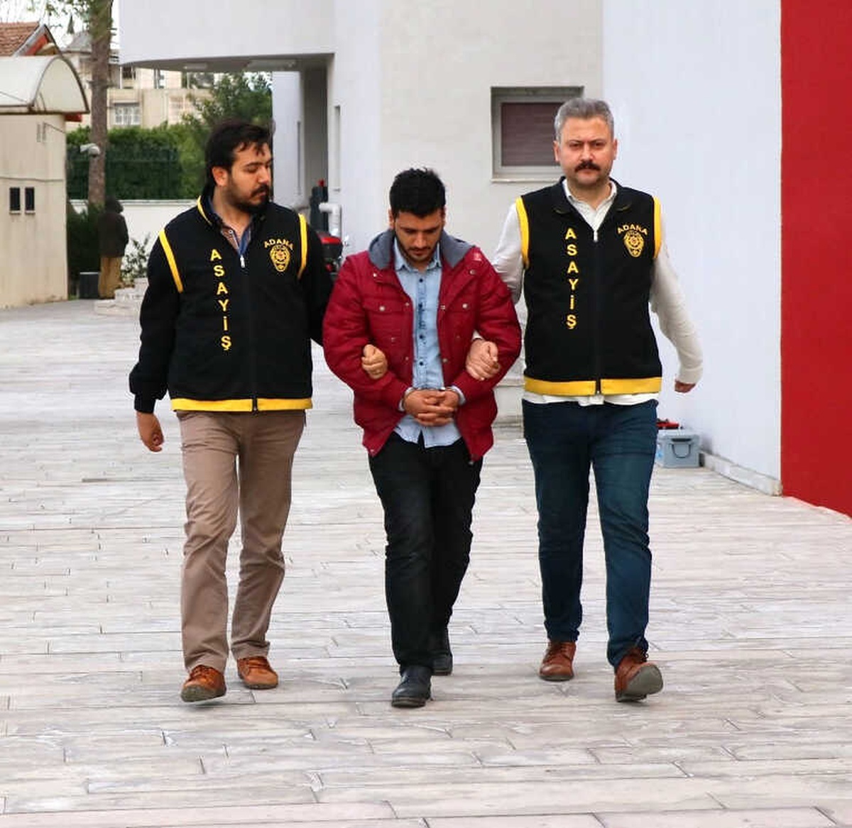 51 Yıl Hapis Cezasıyla Aranan Dolandırıcı Kebapçıda Yakalandı