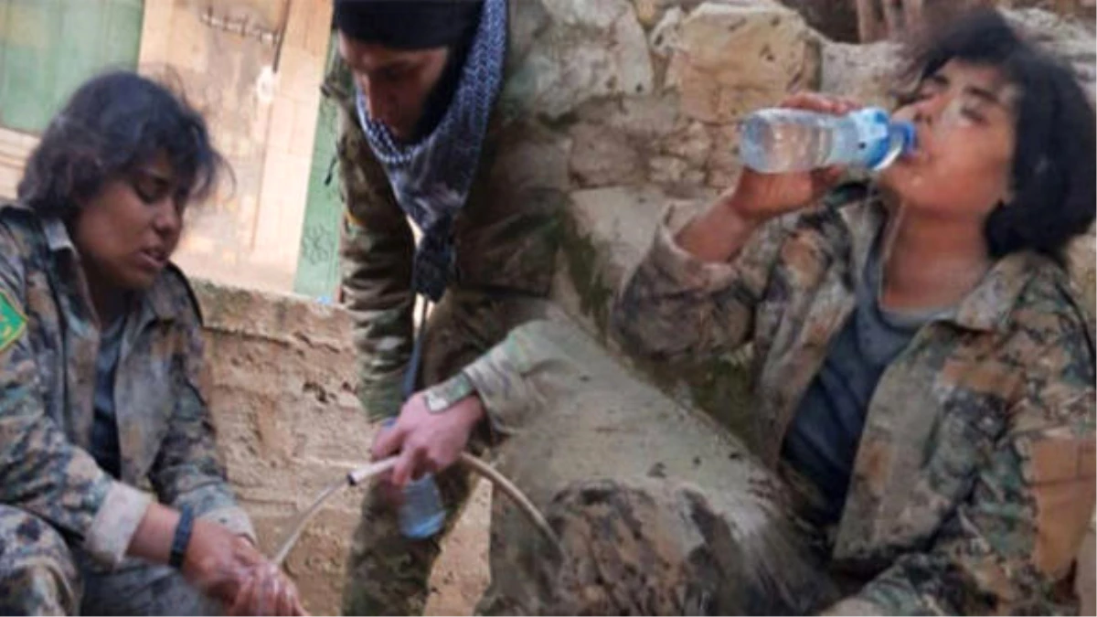 Afrin\'de İnsanlık Dersi! ÖSO\'lu Asker Teröristlere Su Verdi