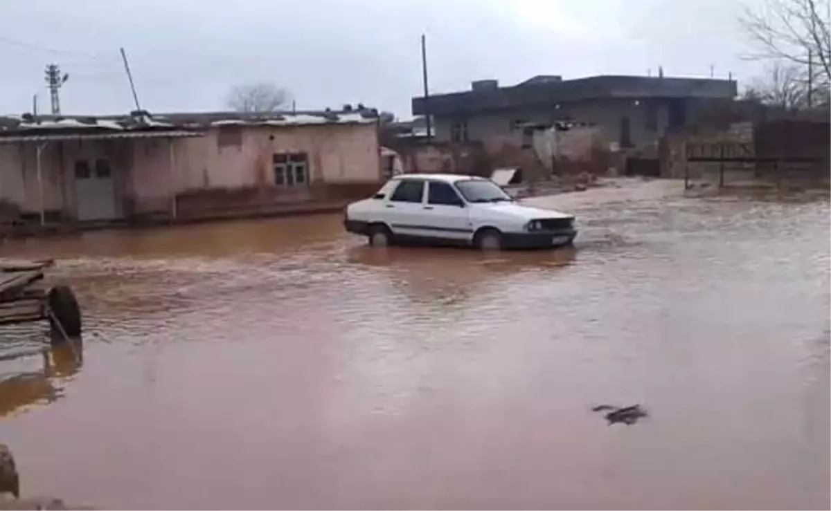 Akçakale\'de Ev ve İş Yerlerini Su Bastı