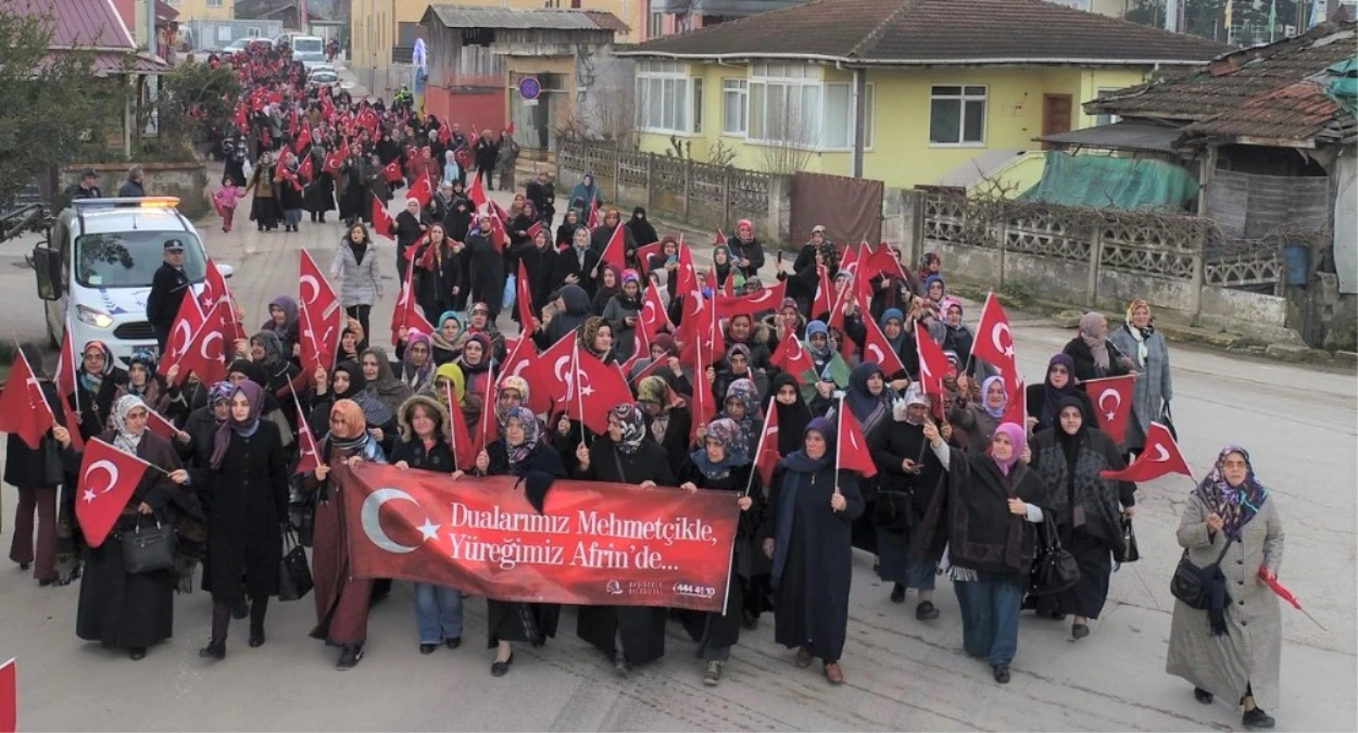 Başiskele\'de Kadınlar Mehmetçik İçin Yürüdüler