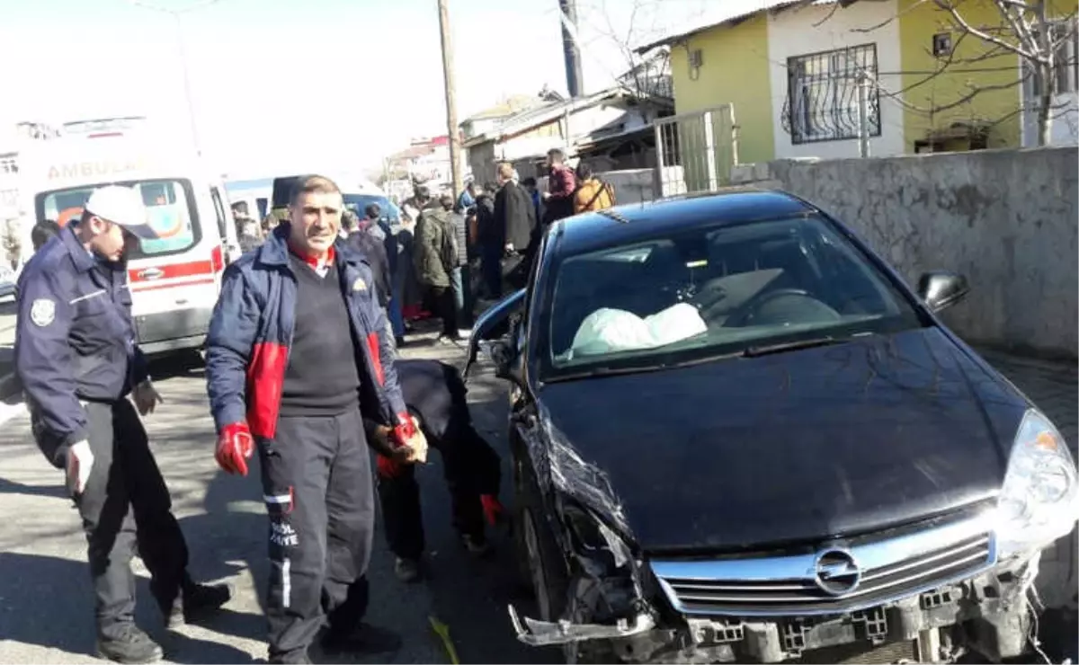 Bingöl\'de Öğrenci Servisi Kaza Yaptı: 12 Yaralı