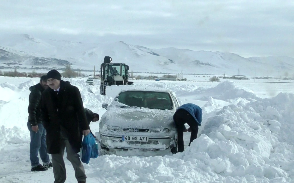 Doğu Anadolu\'da Kar ve Tipi Hayatı Felç Etti