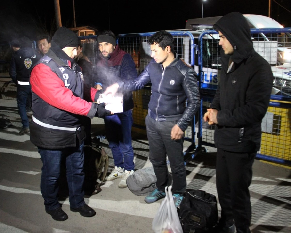 Dondurucu Soğukta Polislerden Göçmenlere Çay İkramı