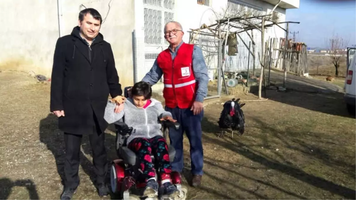 Engelli Genç Kıza, Akülü Tekerlekli Sandalye Hediye Edildi