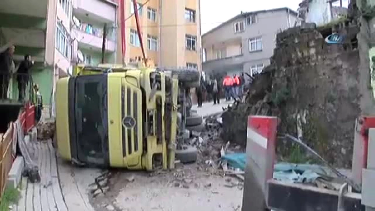 Hafriyat Kamyonu Metruk Binayı Yıkarak Devrildi