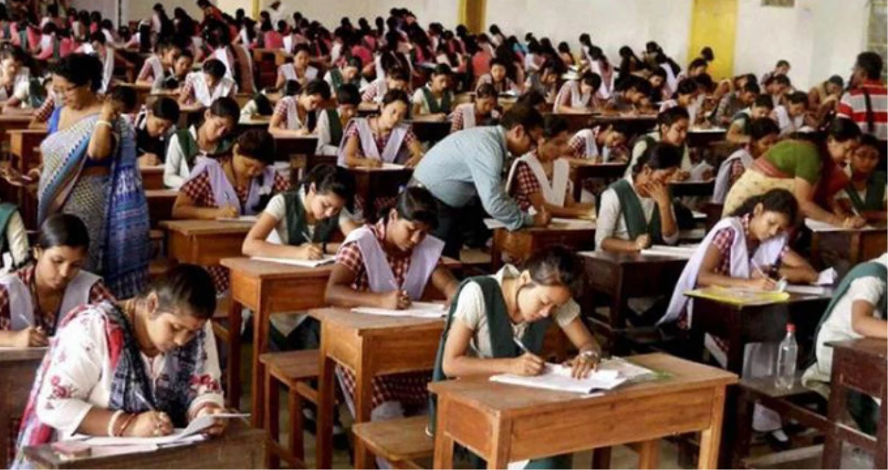 Hindistan\'da Sınavlarda Kopyayı Önlemek İçin Ayakkabı Yasağı Getirildi