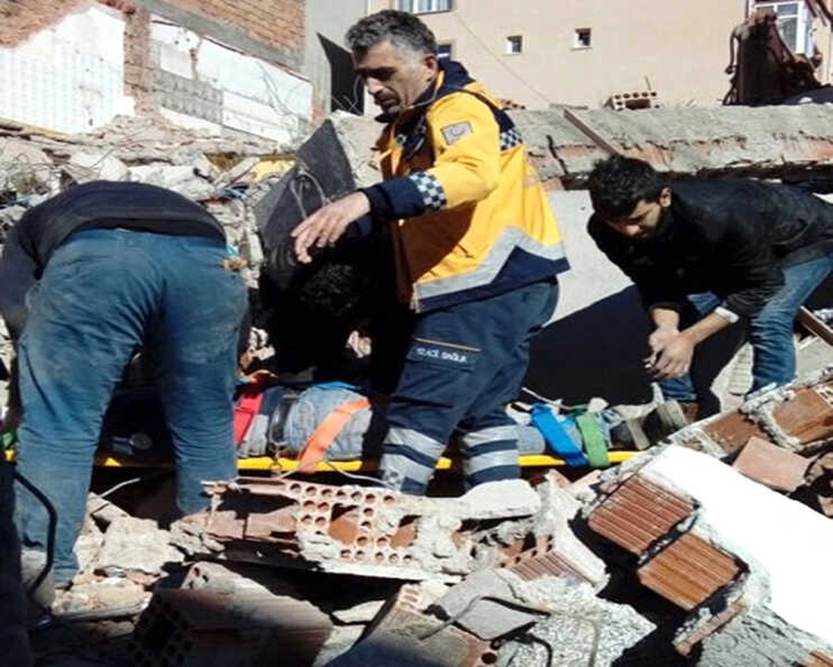 Hurda Demirleri Alıken Göçük Altında Kaldı
