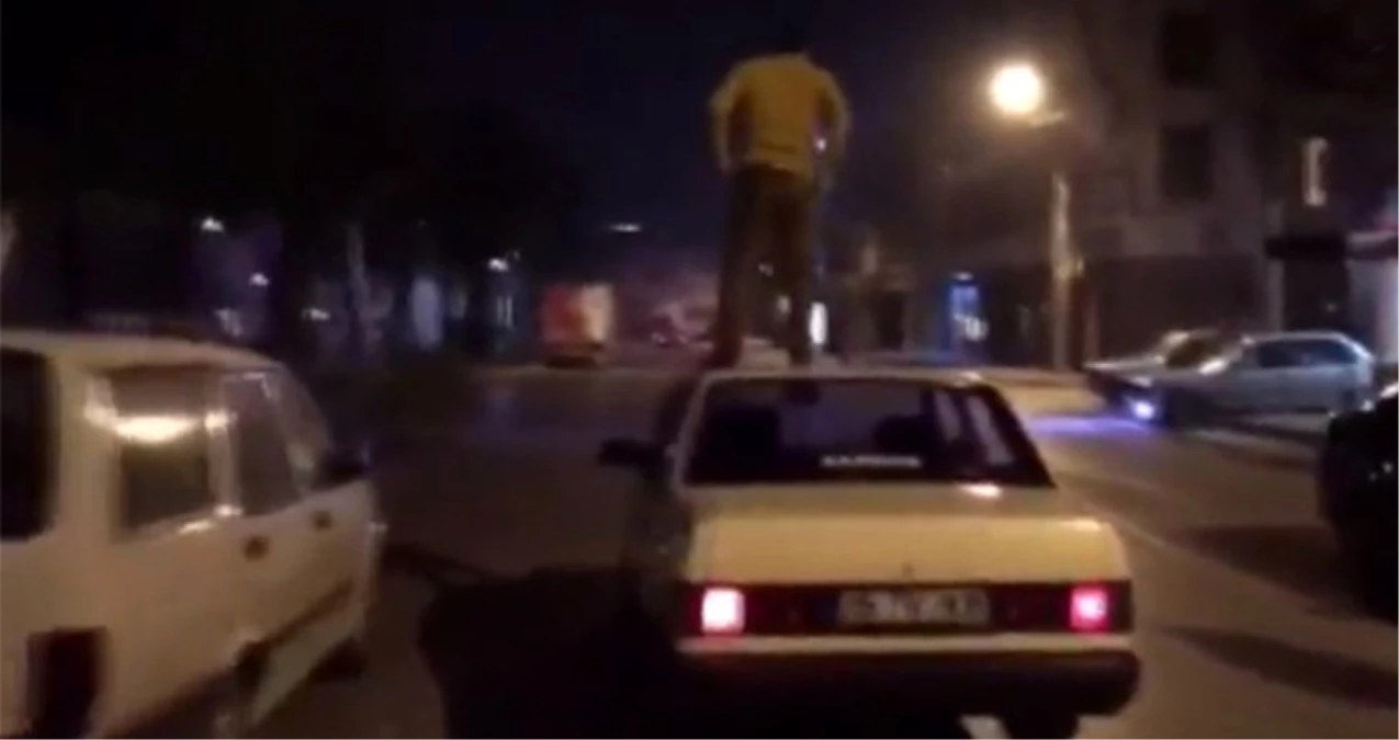 İzmir\'li Trafik Magandası, Sürücüsüz Giden Aracın Üstüne Çıktı