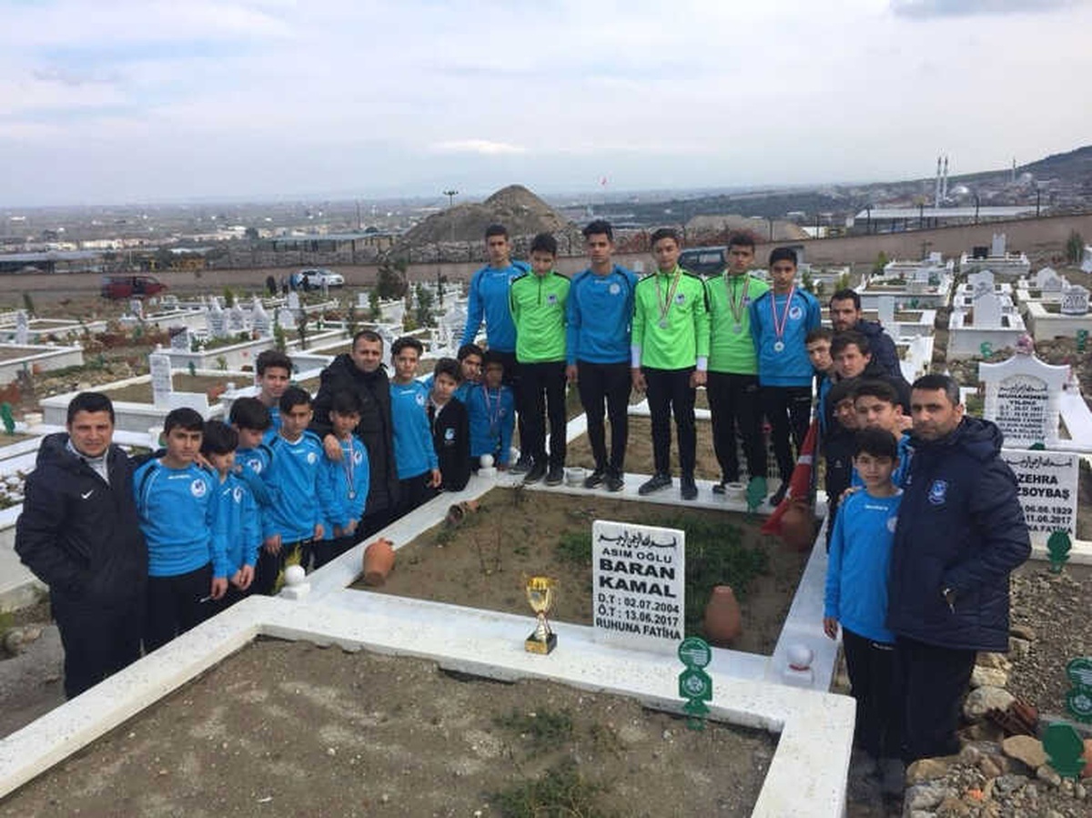 Kazandıkları Kupayı Vefat Eden Arkadaşlarının Mezarına Götürdüler