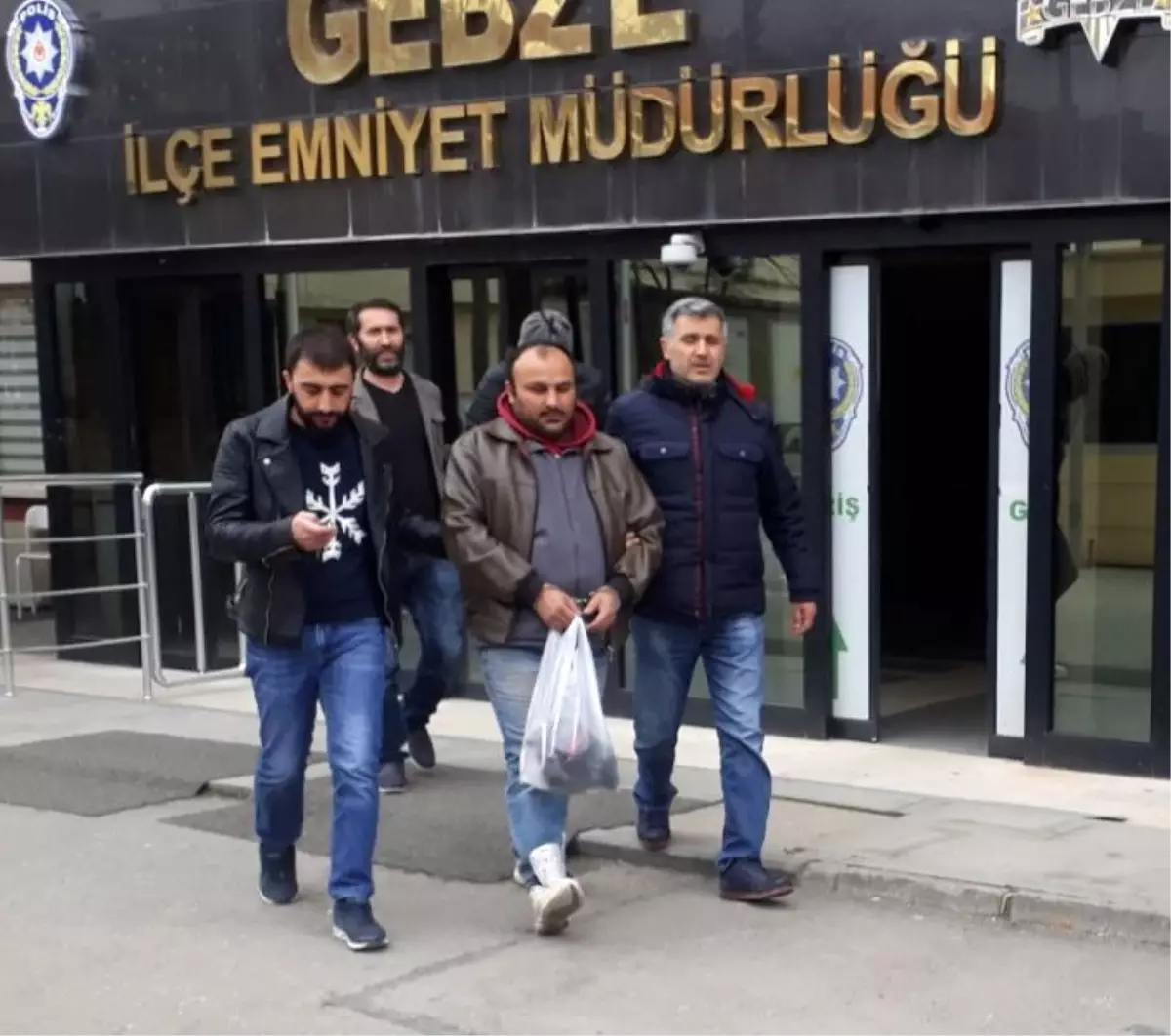 Kocaeli\'de Park Halindeki 95 Aracın Aküsünü Çalan Hırsızlar Yakalandı