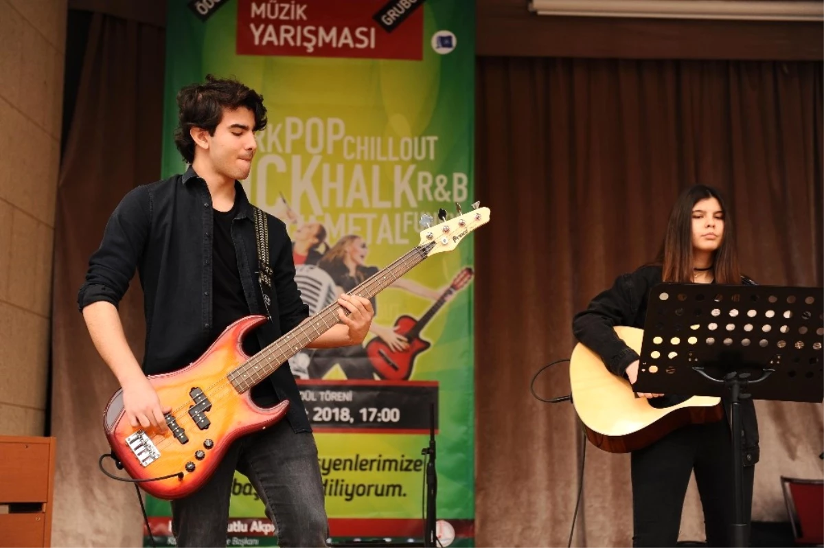 Liseli Müzik Grupları Karşıyaka\'da Yarışıyor