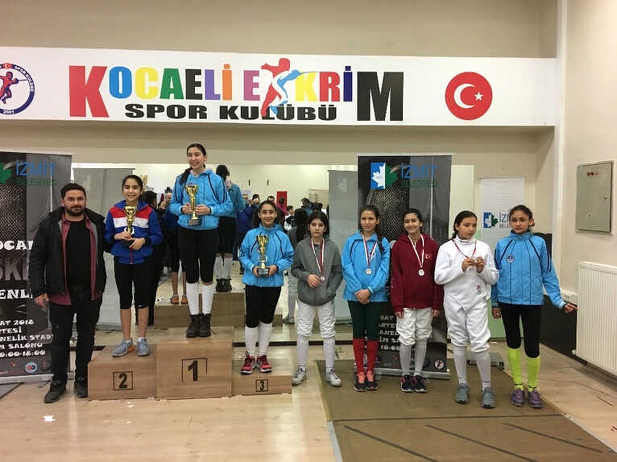 Minik Sporcular, Eskrim Şenliği\'nde Kıyasıya Yarıştı