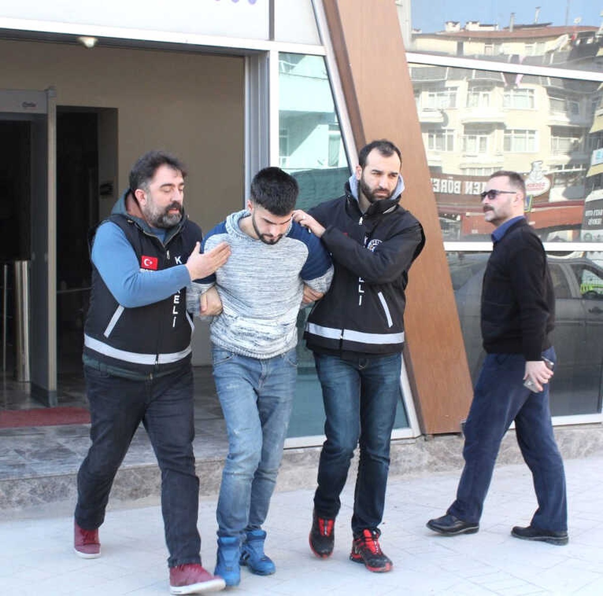 Otomobil Çaldıktan 1 Gün Sonra Yakalanana Şahıslar Tutuklandı