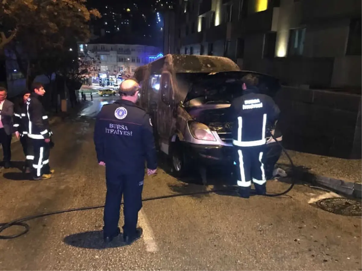 Turist Taşıyan Minibüs Park Halindeyken Alevlere Teslim Oldu