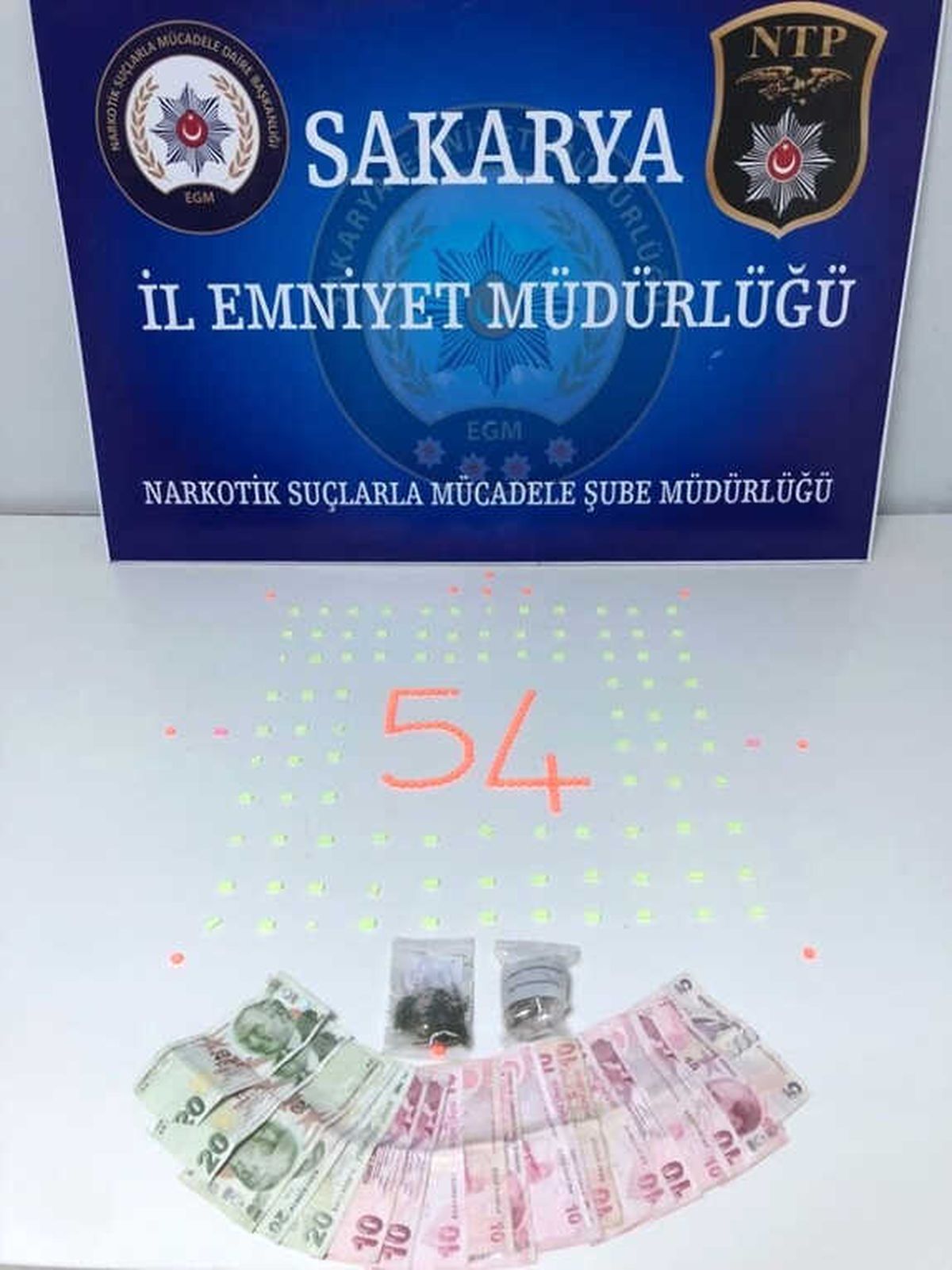 Sakarya\'da Sokak Satıcılarına Operasyonda 2 Tutuklama
