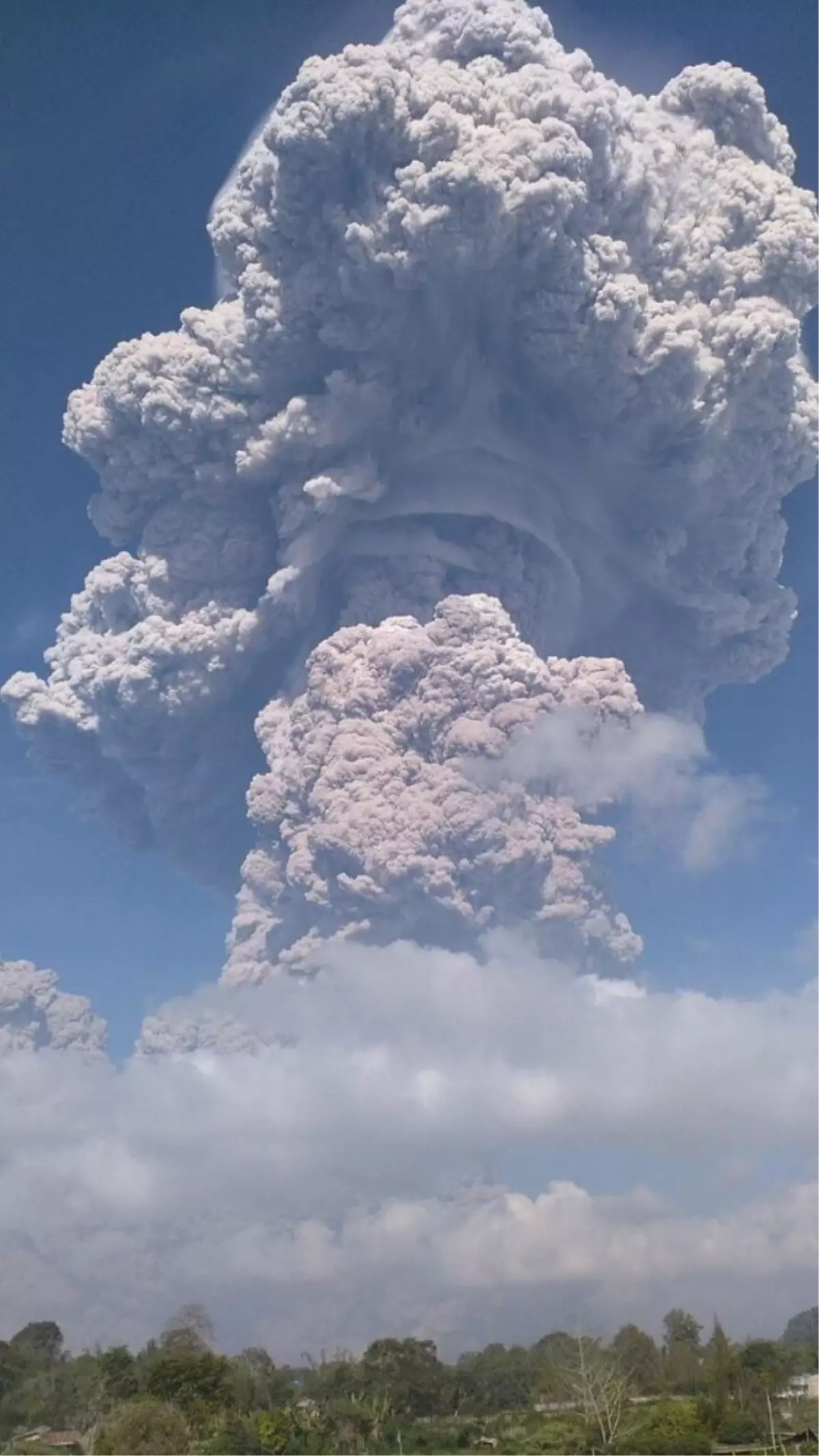 Sinabung Yanardağı Kül Püskürtmeye Başladı