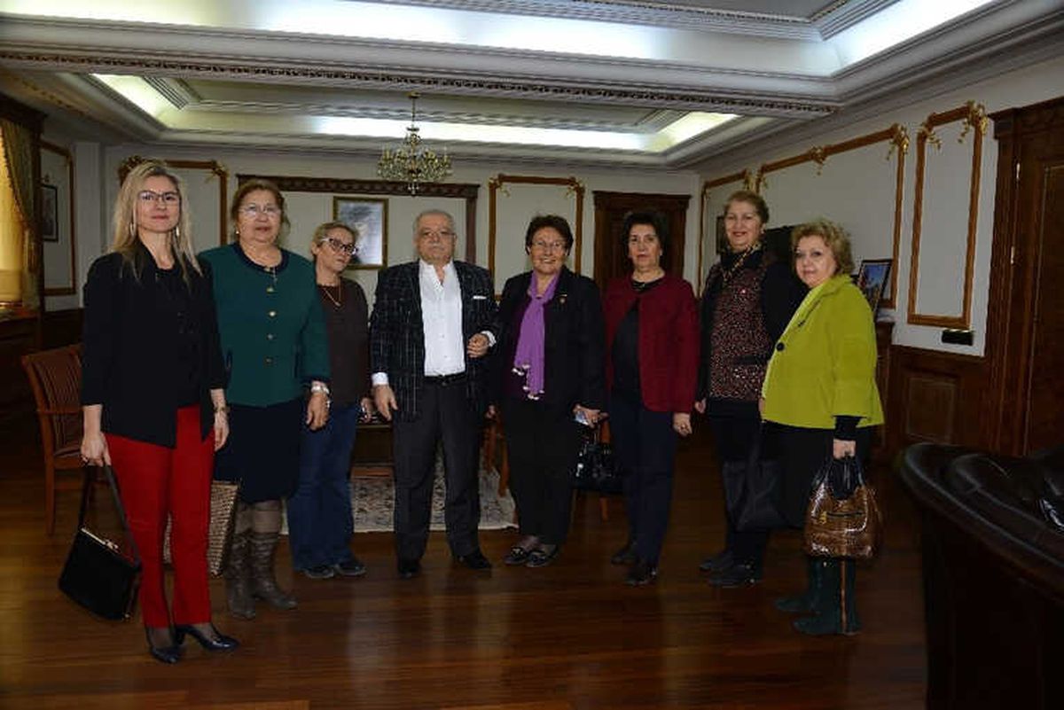 Yardım Sevenler Derneği Kırşehir Şubesi,vali Necati Şentürk\'ü Ziyaret Etti