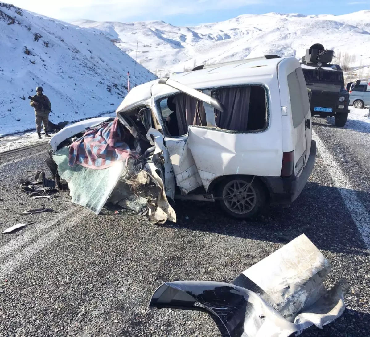 Yolcu Otobüsüyle Hafif Ticari Araç Çarpıştı: 2 Ölü, 4 Yaralı