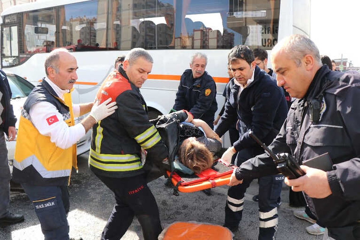 Yolda Yürürken Kaza Yapan Otomobilin Altında Kaldı