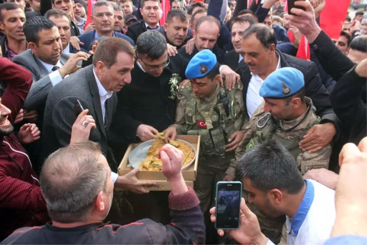 Afrin\'e Giden Komandolara Baklava İkramı