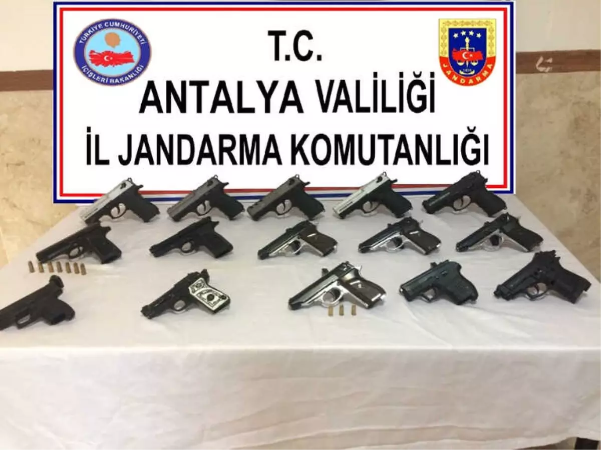 Antalya\'da 15 Ruhsatsız Silah Ele Geçirildi