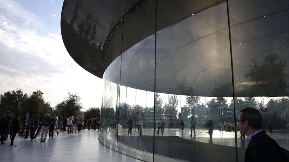 Apple\'ın Yeni Tasarımı \'Baş Ağrıtıyor\': Yeni Binada Çalışanlar Cam Duvar Mağduru