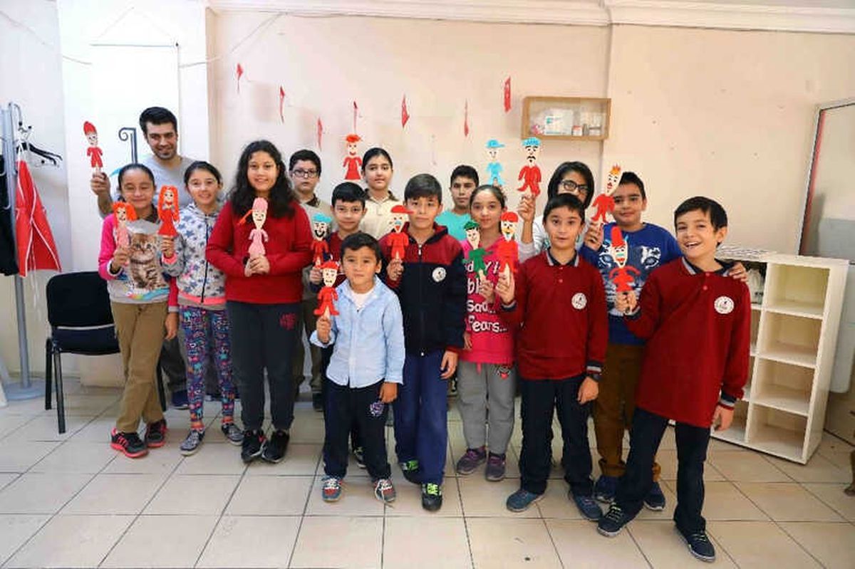 Bayraklı\'da Çocuklar Kukla Yapmayı Öğreniyor