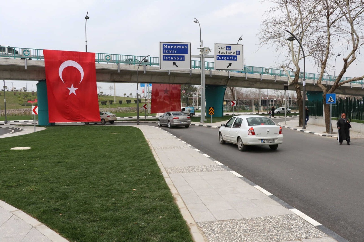 Devlet Bahçeli Köprülü Kavşağı, Al Bayrağımızla Süslendi