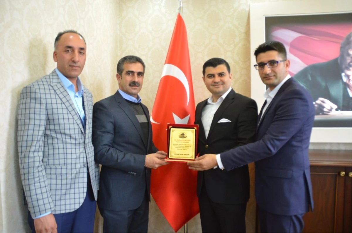 Eleşkirtspor Yönetiminden Kaymakam Sarı\'ya Plaket