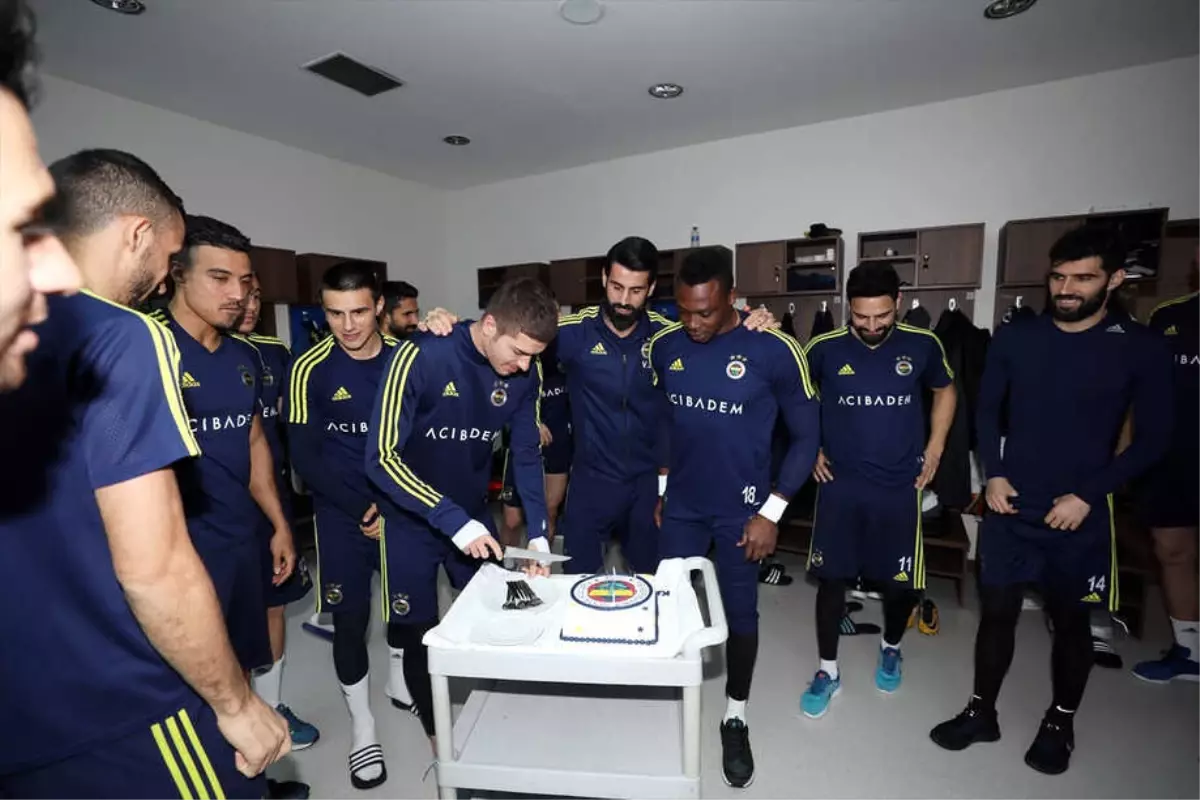 Fenerbahçe\'de Kameni ve Neustaedter\'in Doğum Günü Kutlandı