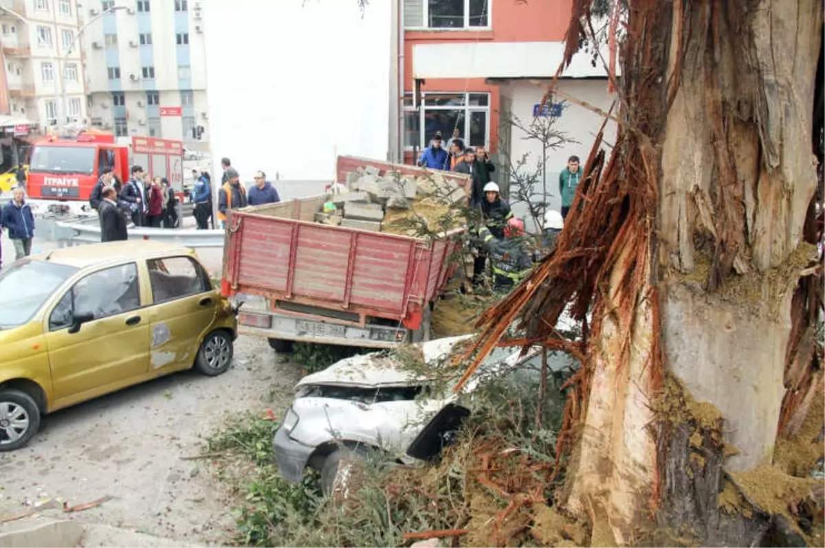 Freni Patlayan Kamyonet 6 Aracı Biçti: 5 Yaralı