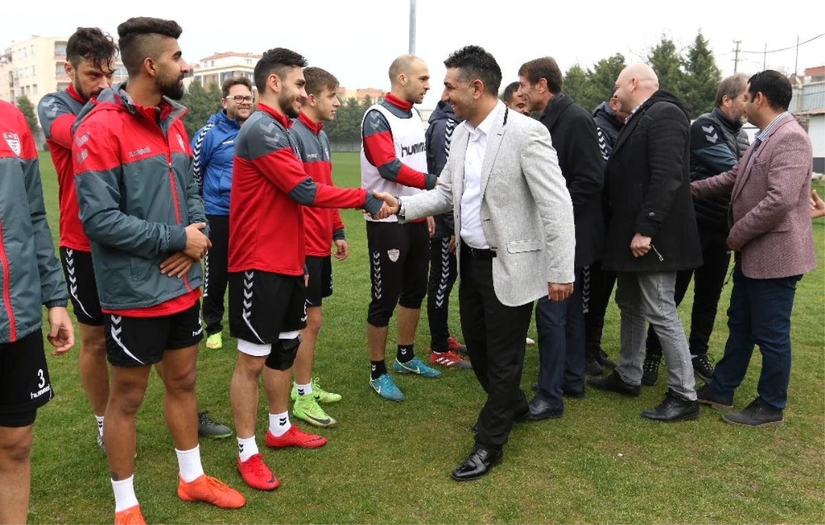 G. Manisaspor\'un Yeni Yönetimi Futbolcularla Buluştu