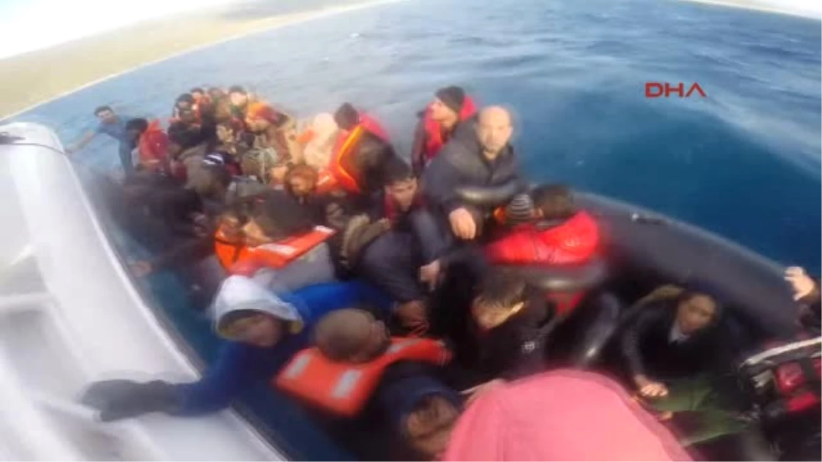 İzmir Lastik Bot İçerisindeki 50 Düzensiz Göçmenin Yakalandı