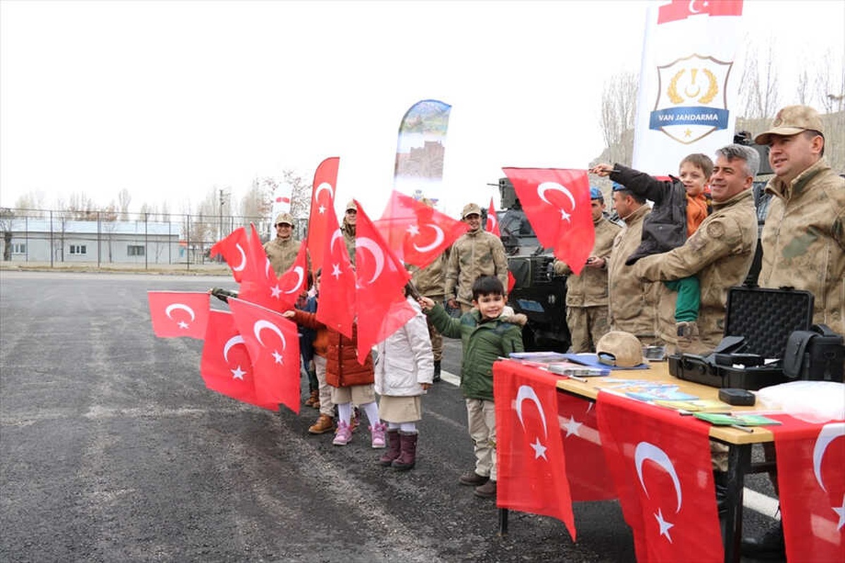 Minik Öğrencilerden Jandarmaya Ziyaret