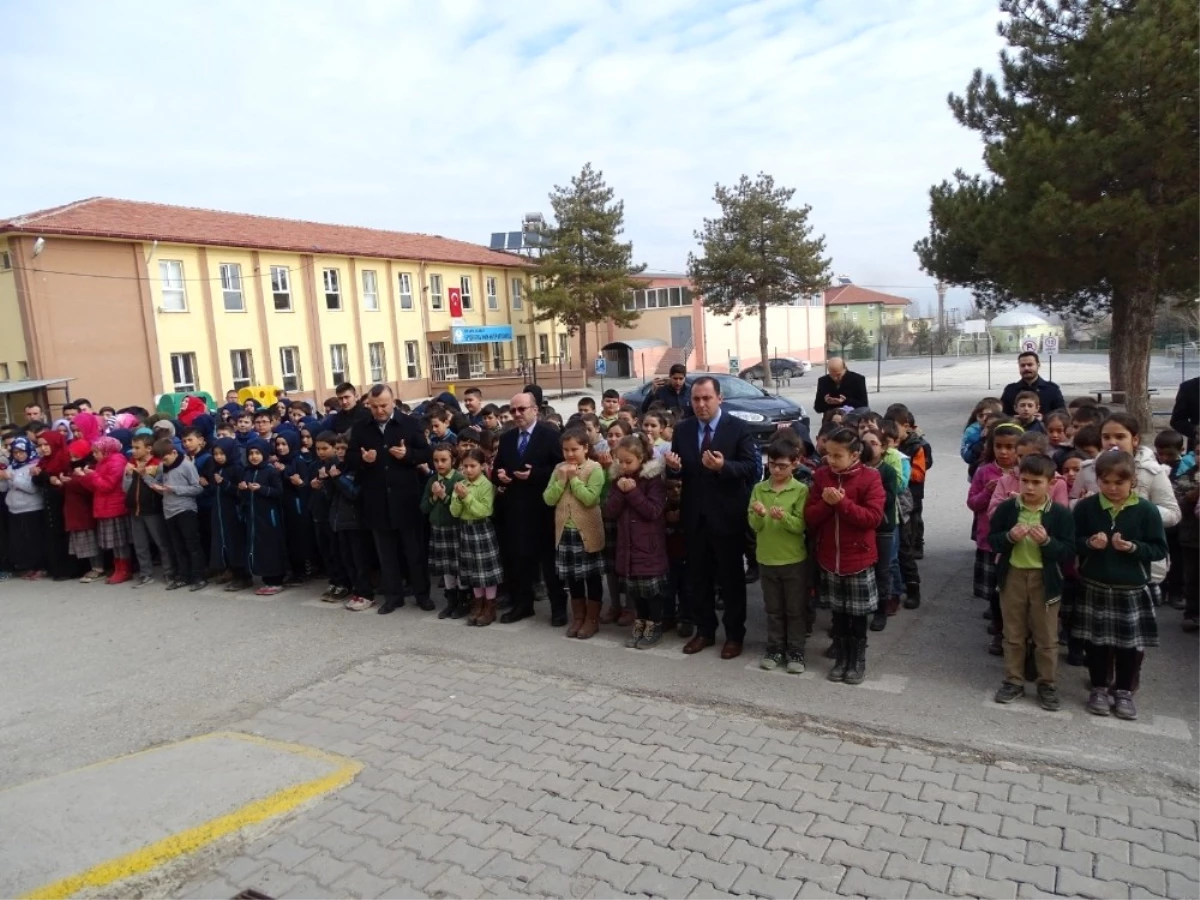 Öğrencilerden Mehmetçik\'e Dua