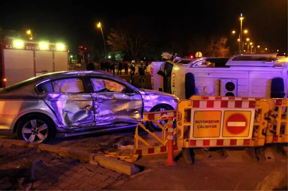 Otomobille Çarpışan Ambulans Devrildi: 5 Yaralı