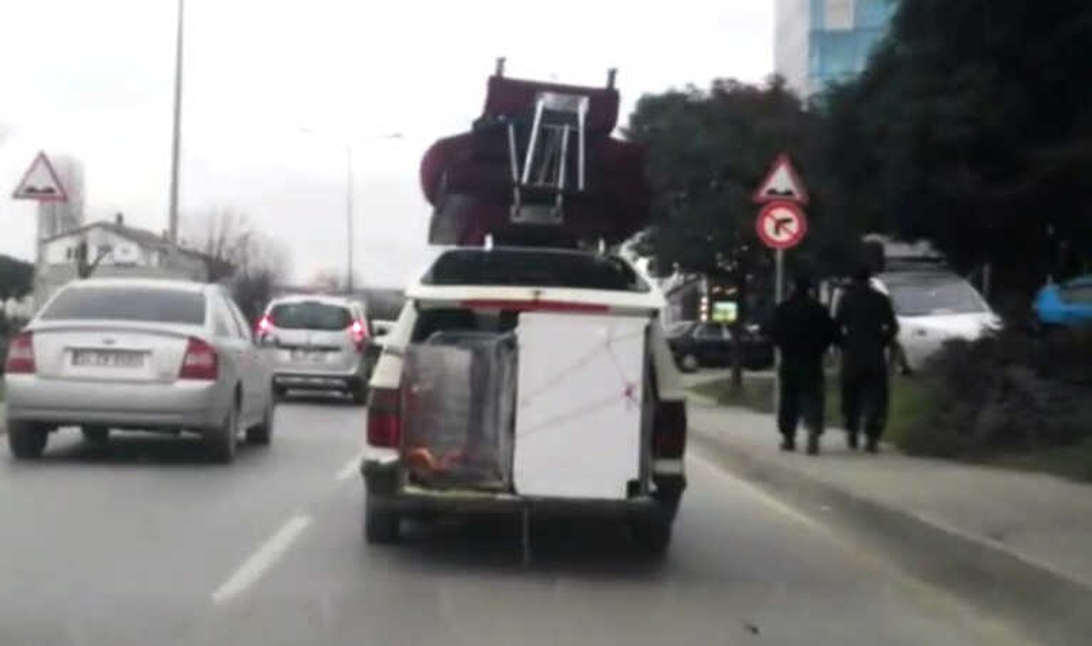 Trafikte Aşırı Yükü ile Tehlike Saçan Otomobil Kamerada