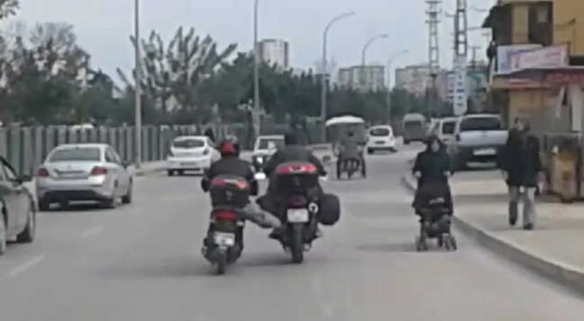 Yakıtı Biten Motosiklet Sürücüsünden Tehlikeli Çözüm