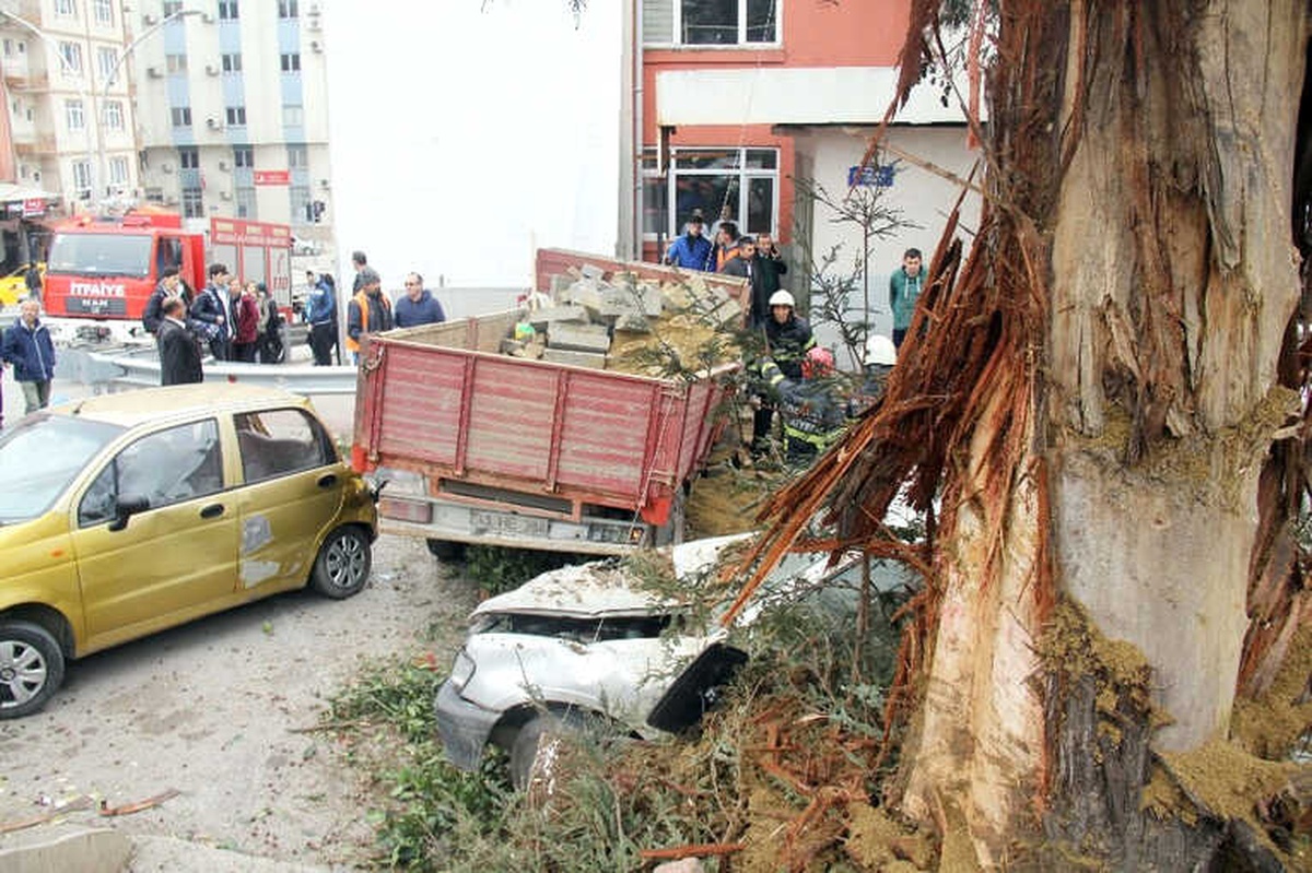 Yokuşta Freni Patlayan Kamyonet 6 Aracı Biçti: 5 Yaralı